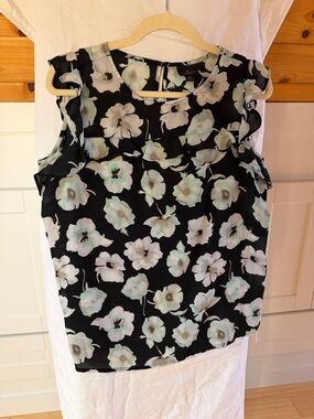 Worthington Black Floral Sleeveless Ruffle-Shoulder Top